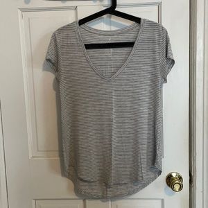 American Eagle gray and white t-shirt. Size: XS